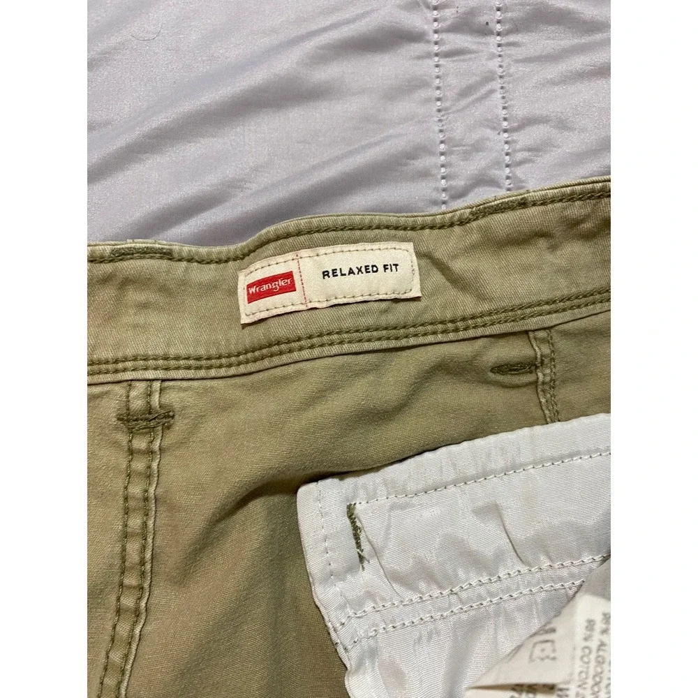 Wrangler Mens Relaxed Fit Cargo Shorts Khaki Cotton Spandex Blend Sz 42 Rip Stop